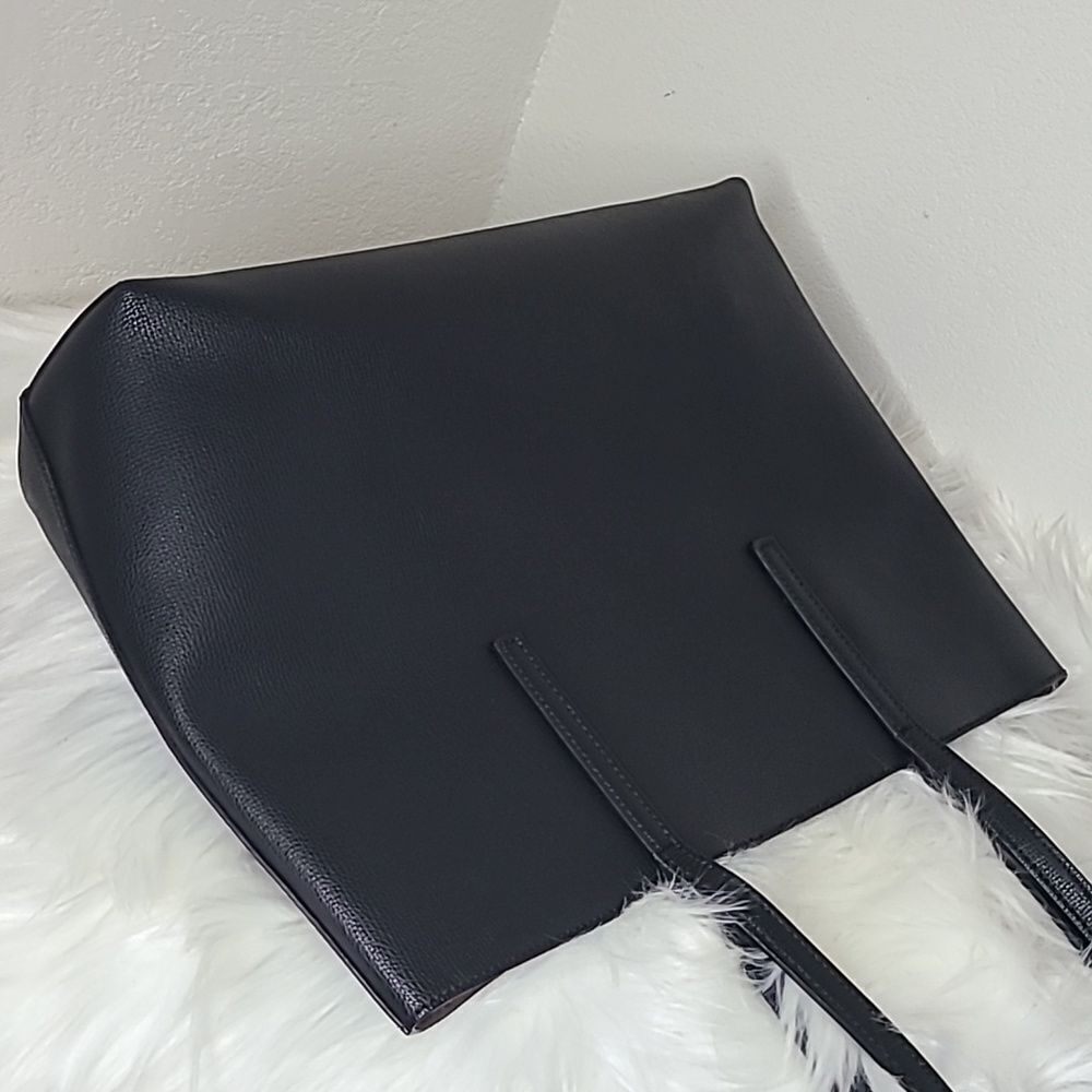 💯 Authentic  Fendi Tote Handbag 🍀 - Picture 10 of 17